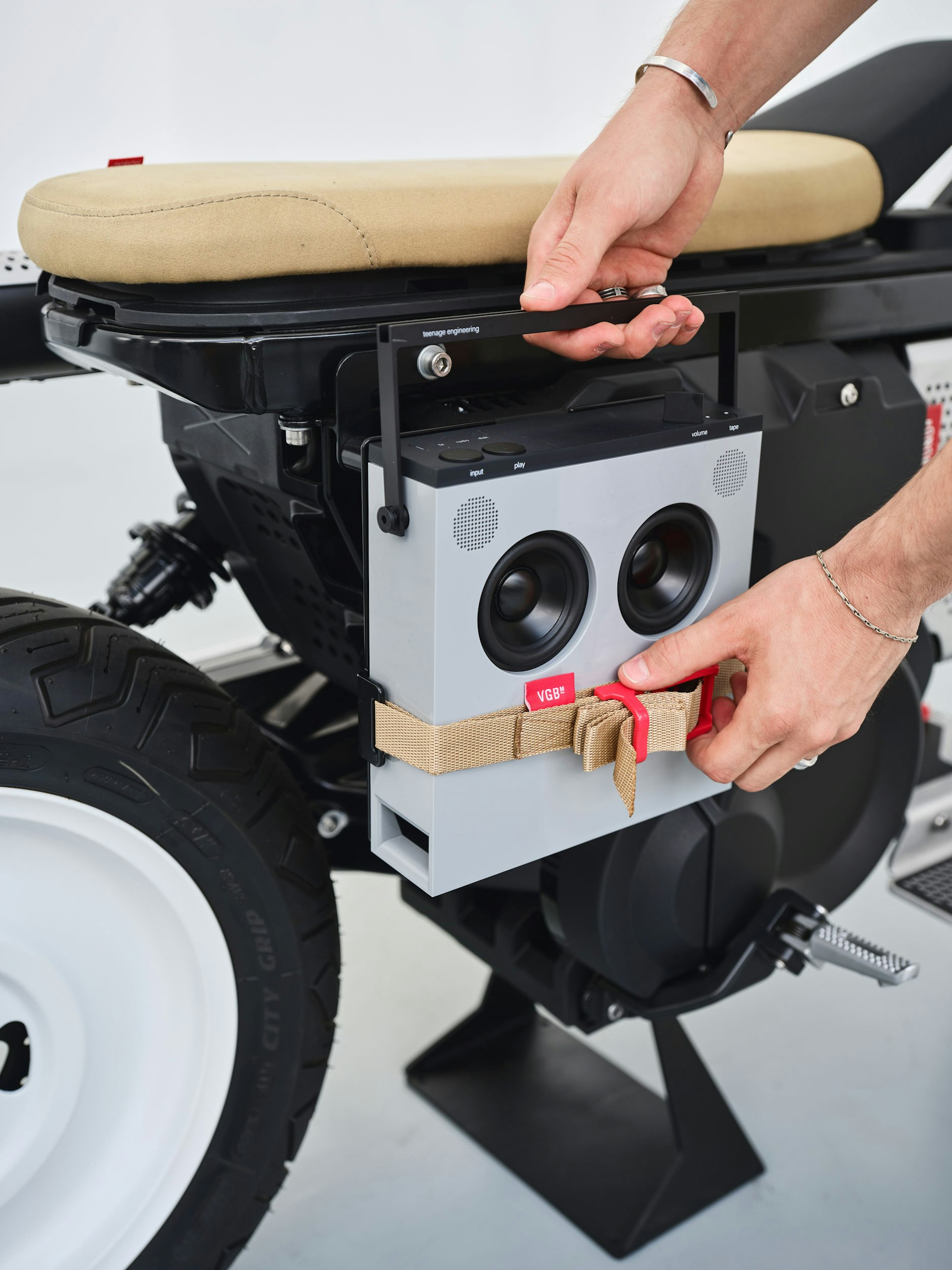 BMW CE 02 x VAGABUND eParkourer moto eléctrica BMW CE 02 x VAGABUND eParkourer moto eléctrica